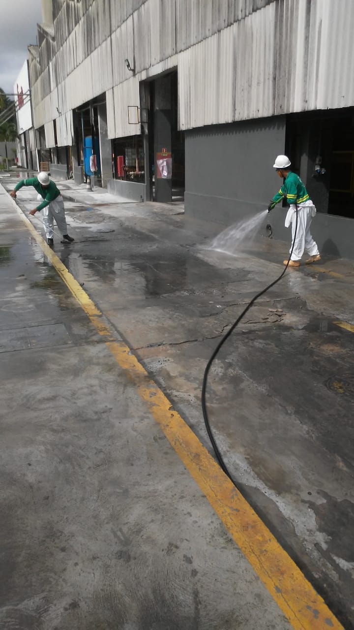 Lavagem de galpões, pisos industriais e vias